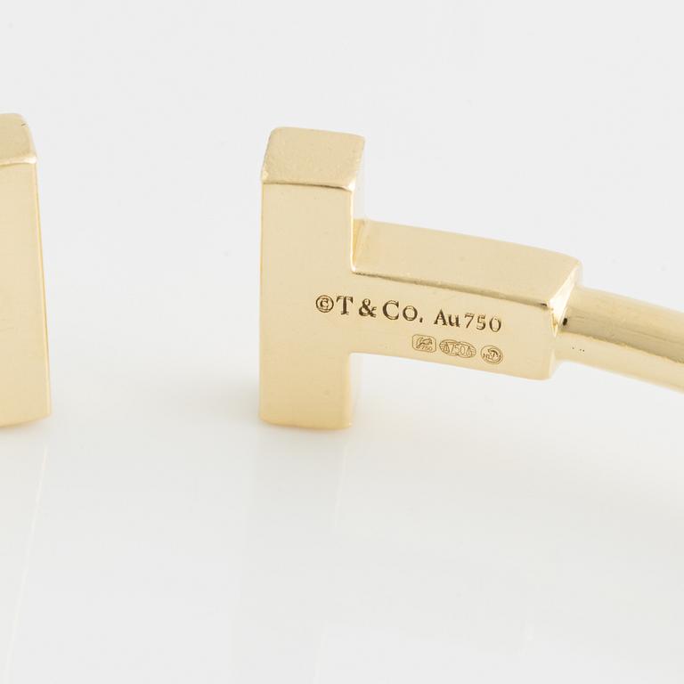 A Tiffany & Co 18K gold "T" bracelet.