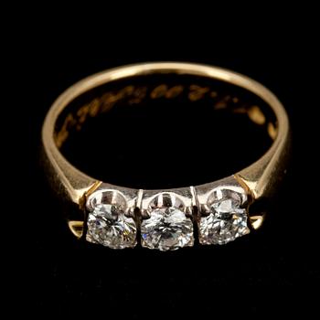 RING, guld 18K, 3 st briljantslipade diamanter tot. ca 0,60 ct. Otydliga finska stämplar, 2000-tal. Vikt 5,1 g.