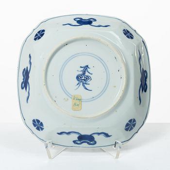 A blue and white porcelain dish, Kangxi (1662-1722).
