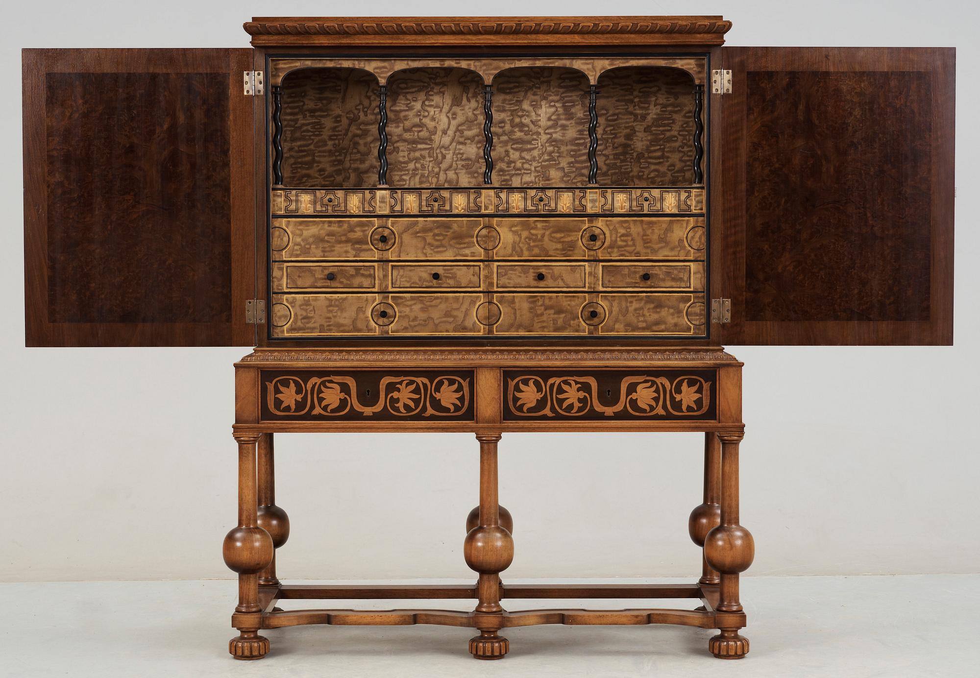 KABINETTSKÅP, Isidor Hörlin, tillskriven, 1920/30-tal.