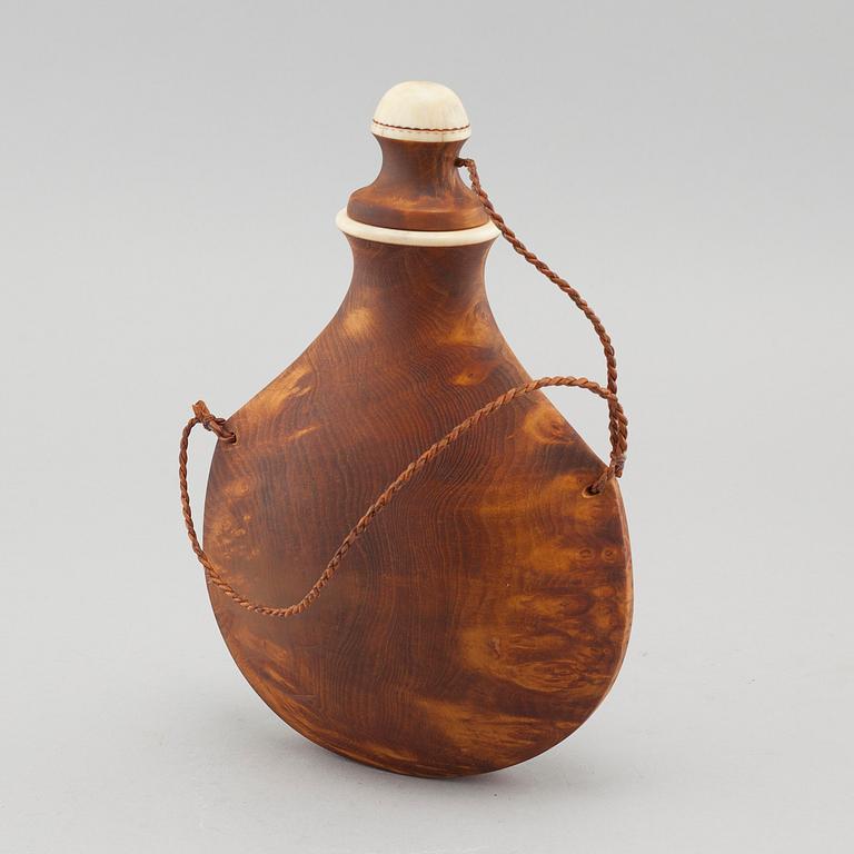 A flask by Thore Sunna, signed.