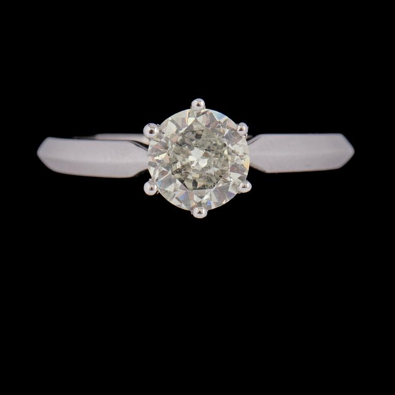 RING, 18k vitguld med briljantslipad diamant, ca 1.01 ct. Vikt 4 g.