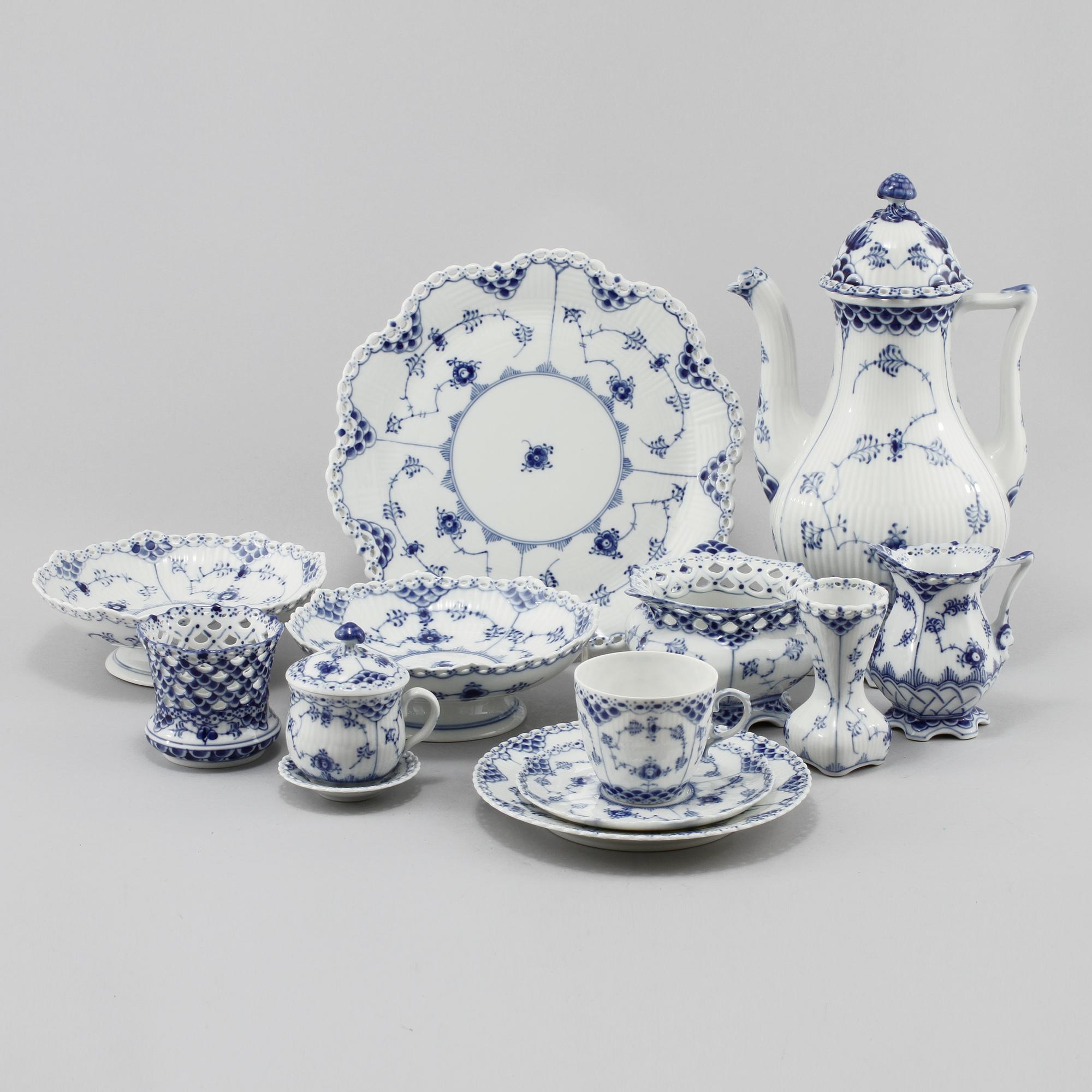 KAFFESERVIS, 35 delar, "Musselmalet", Royal Copenhagen, 1900-talets andra hälft.