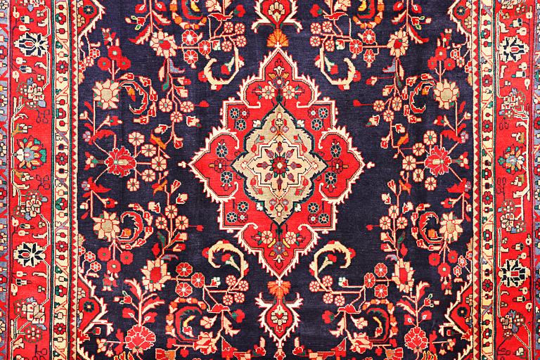 A carpet, Mahal, a. 320 x 217 cm.