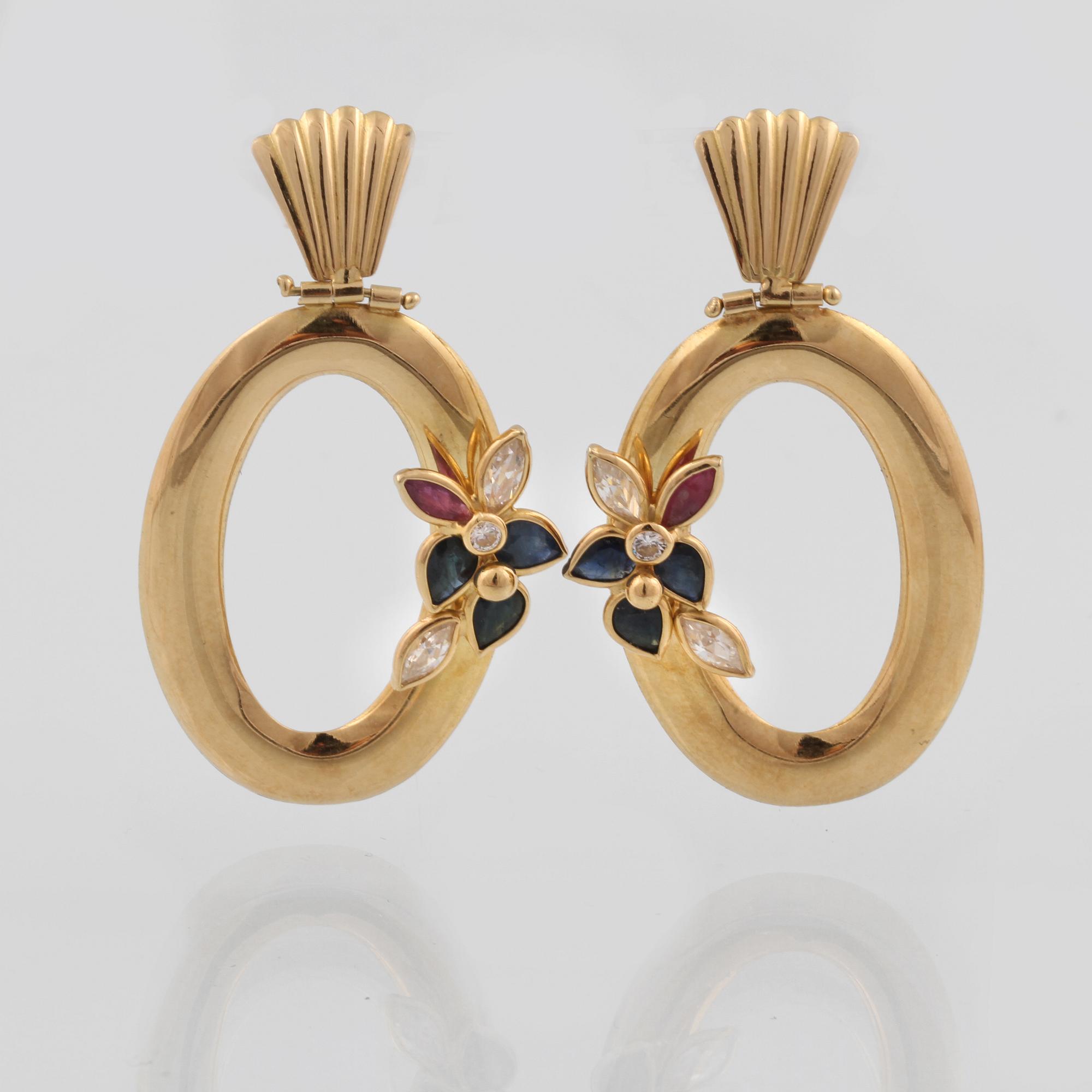 ÖRHÄNGEN, 18K guld med briljantslipade diamanter och fasettslipade safirer och rubiner, Vicenza, Italien. Vikt 8,0 gram.