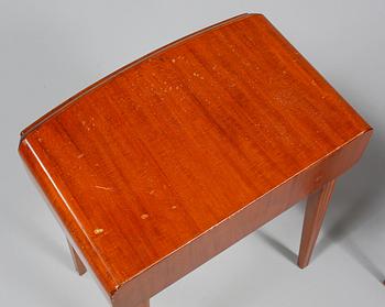SÄNGBORD, ett par, omkring 1900-talets mitt.