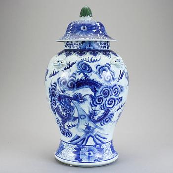 URNA med LOCK, porslin, Kina, 1900-tal.