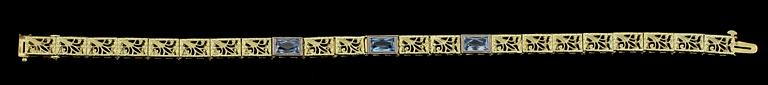 ARMBAND, 14k guld med 6 fasettslipade akvamariner, 1900-tal. Vikt 12 g.