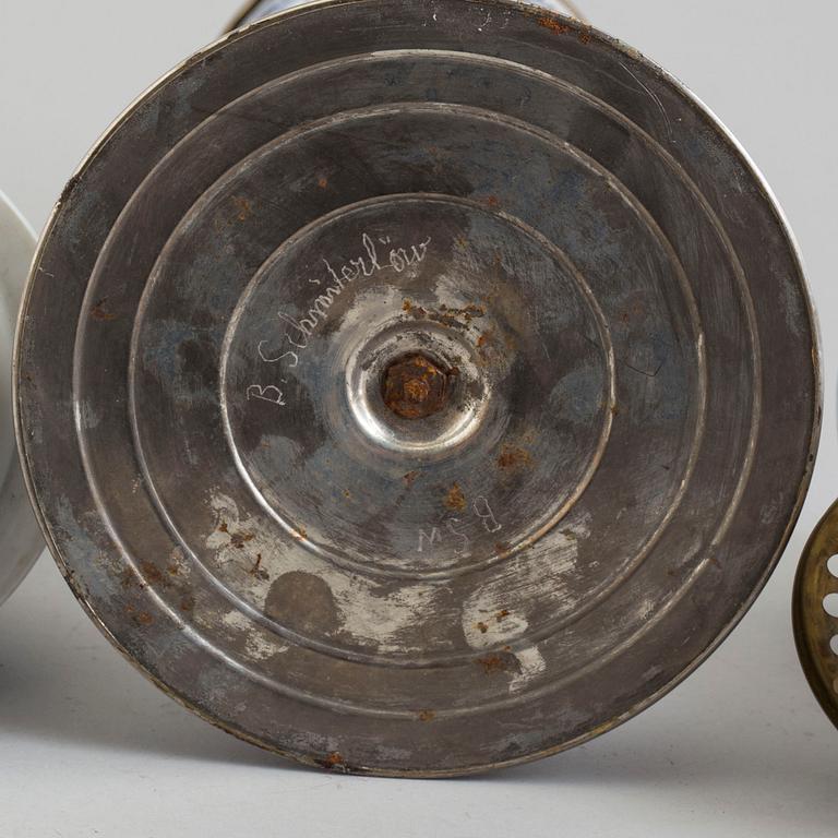 BORDSLAMPOR, ett par, porslin, möjligen Dresden, 1900-talets början.