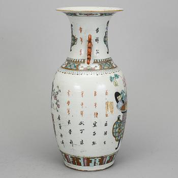 GOLVVAS, porslin. Kina, omkring 1900.