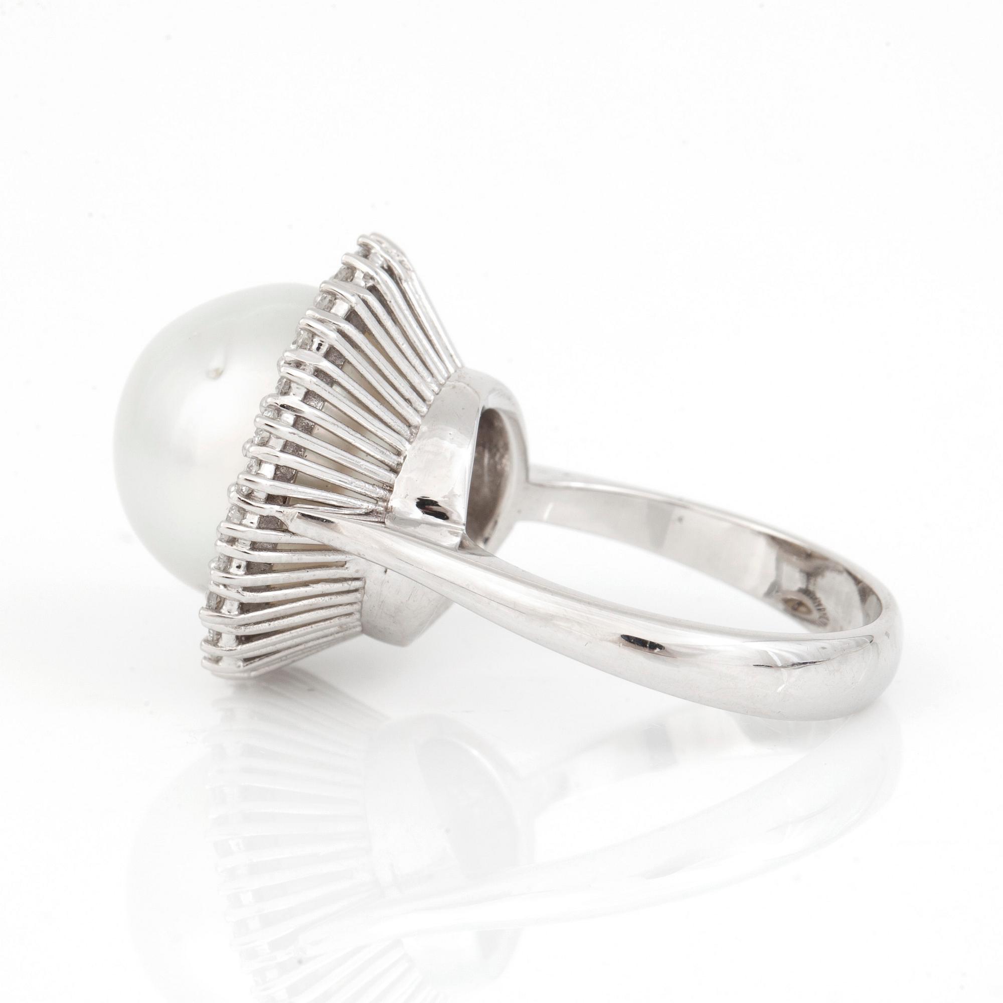 RING, 18K vitguld med odlad 'South Sea' pärla och diamanter totalt ca 0.53 ct. Total vikt ca 10,1 g.