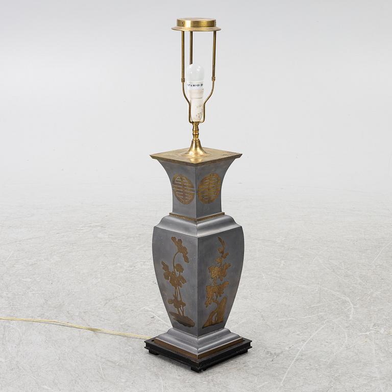 Bordslampa, metall, Kina 1900-tal.
