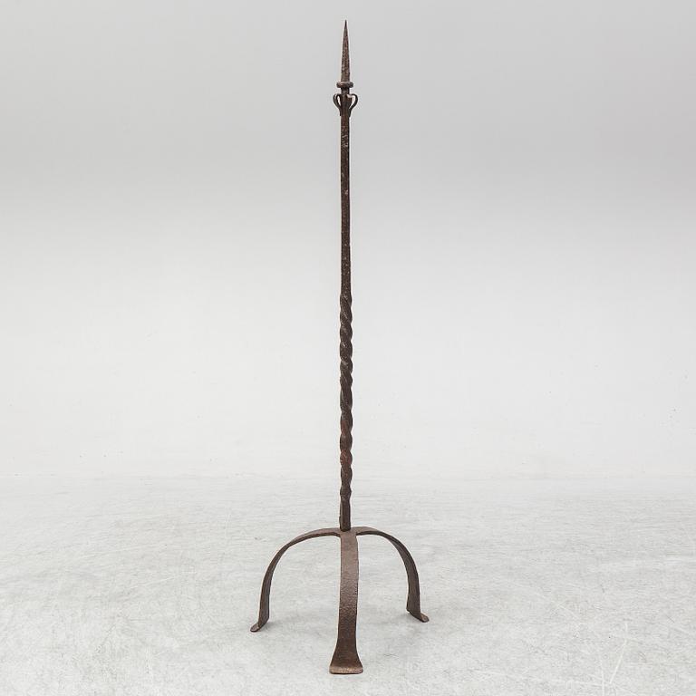 An iron floor candle holder, 17th/18th century.