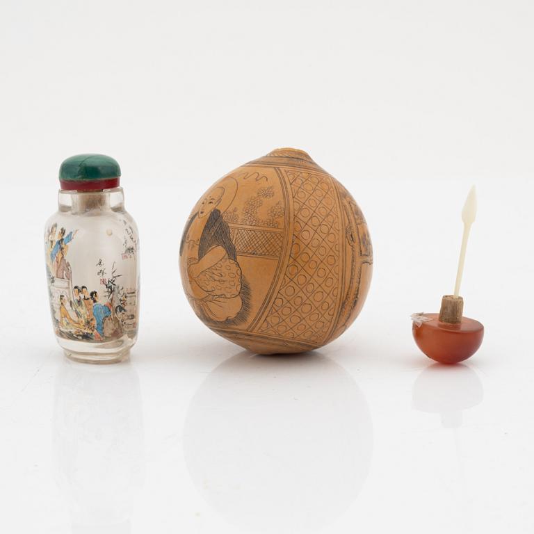 Two Chinese snuff bottles with stoppers, 20th Century.