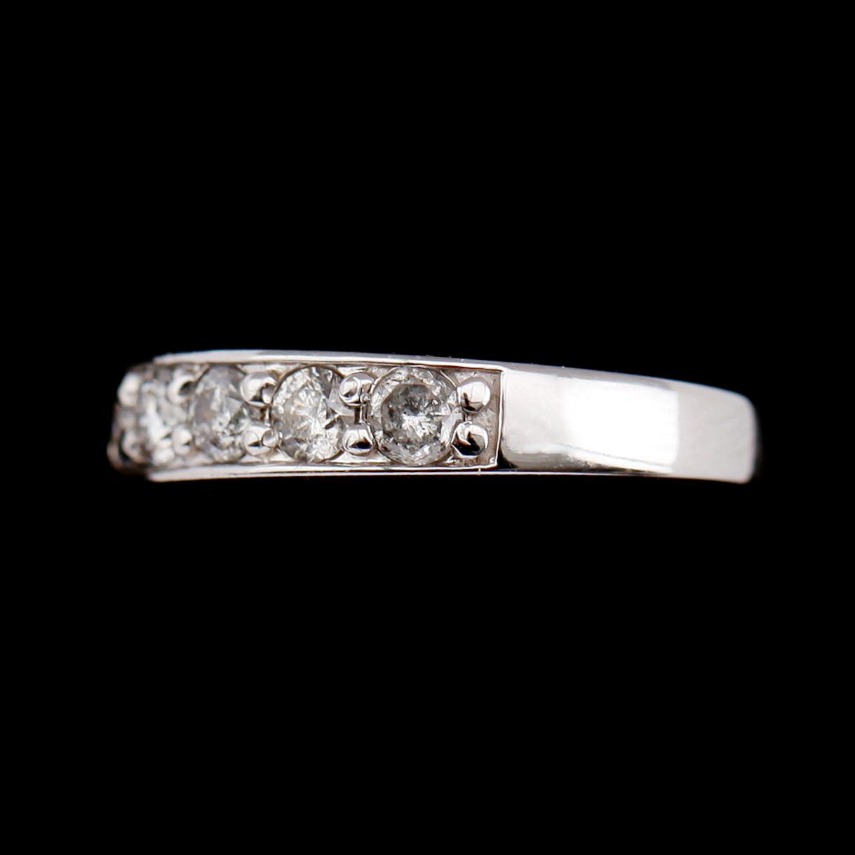 RING, 10 k vitguld, briljantslipade diamanter tot 1.00 ct.