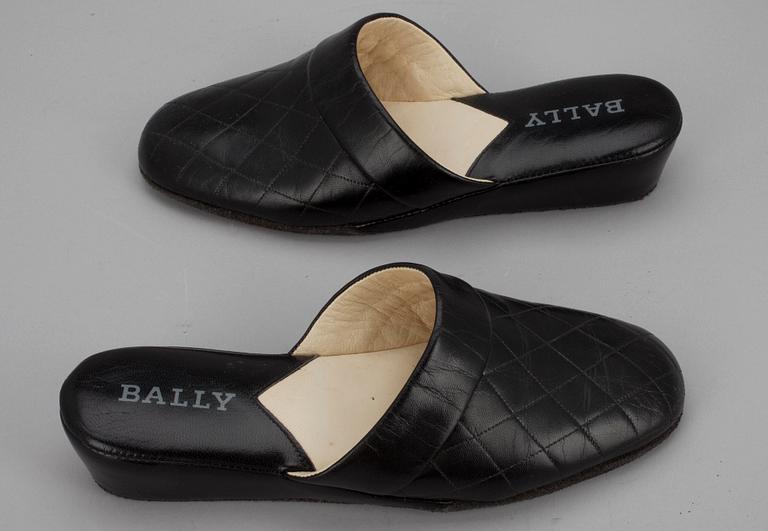 SKOR, slip-ins med kilklack, Bally.