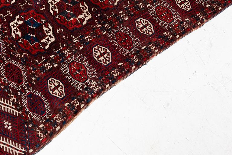 A Turkmen carpet, c. 293 x 210 cm.
