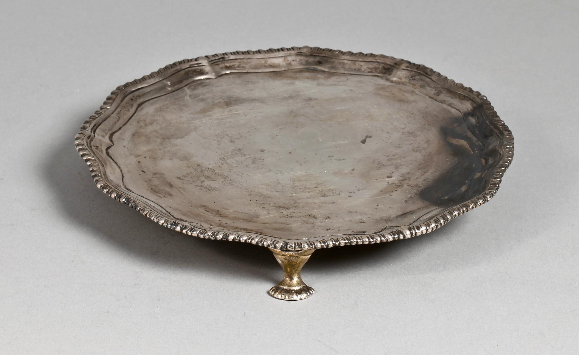 PRESENTERBRICKA, silver. Trol Ebenezer Coker, London, England 1771. Vikt 348g.