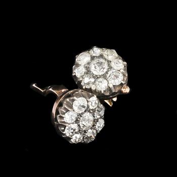 ÖRHÄNGEN, ett par. Guld resp. silver med antikslipade diamanter tot ca 0,85 ct. Vikt tot 3 g.