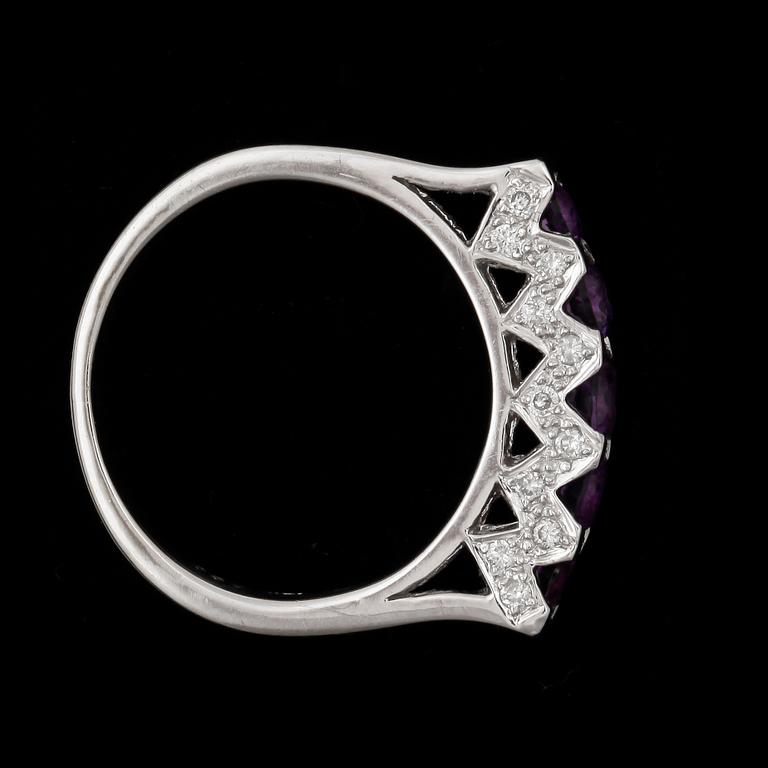 RING, 18k vitguld med 5 briljatnslipade ametister och 22 briljantslipade diamanter, 2000-tal. Vikt 5 g.