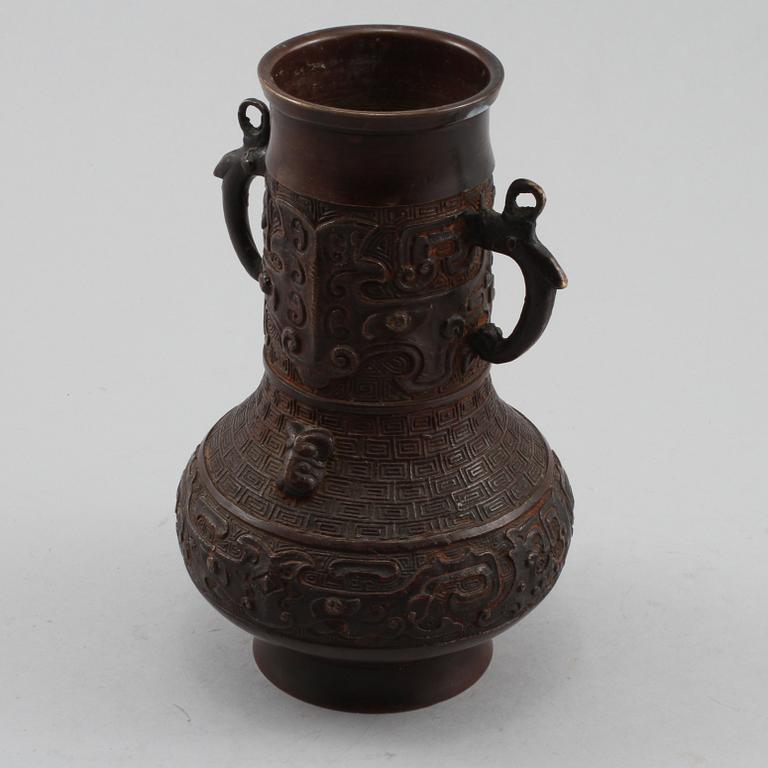 HÄNKELVAS, patinerad metall, Orientalisk, 1900-tal.