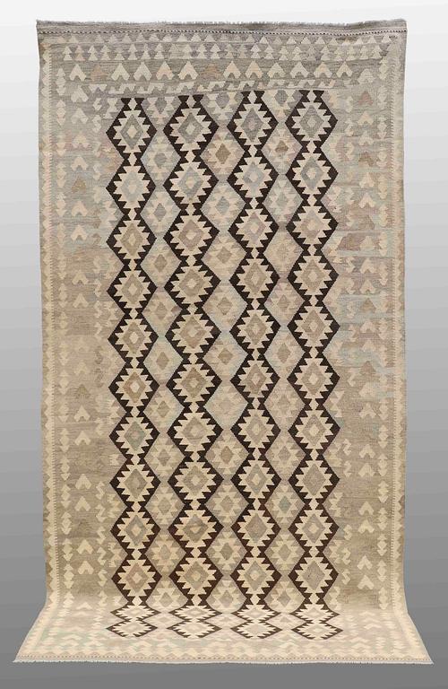 MATTA, Kelim, ca 363 x 182 cm.