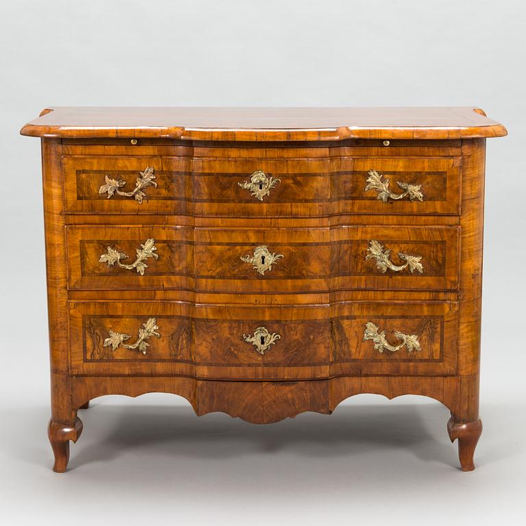 A first half of the 18th Century late Baroque chest of drawers.
