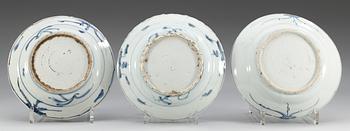 Three blue and white ´kraak´dishes, Ming dynasty, Wanli (1573-1619).