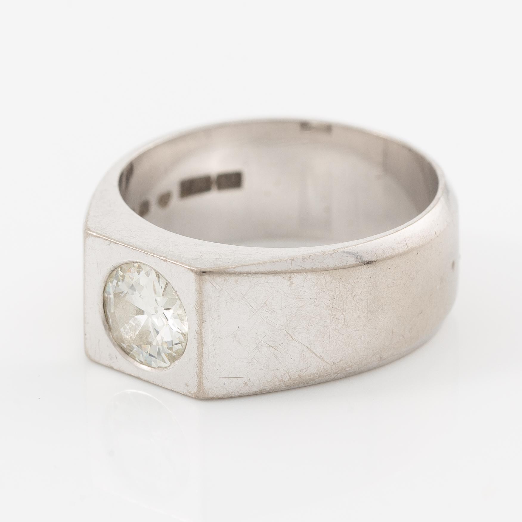 Ring 18K vitguld med gammalslipad diamant 0.91 ct.