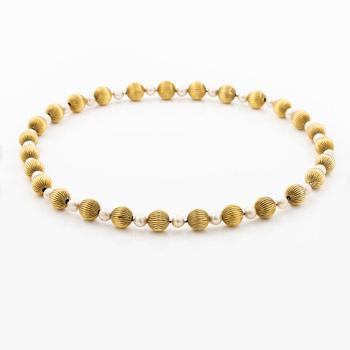 Necklace, 14K gold with cultured pearls.