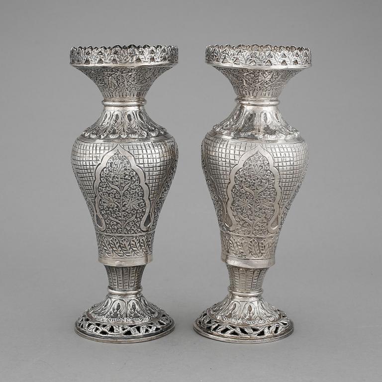 VASER, ett par, silver, med svenska importstämplar, 1900-tal. Vikt ca 450g.