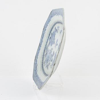 A blue and white serving dish, Qing Dynasty, Qianlong (1736-95).