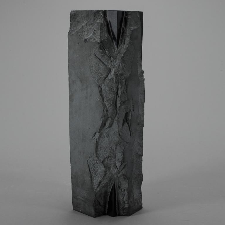 TAKASHI NARAHA. Skulptur, diabas, signerad o märkt 81-B-32.