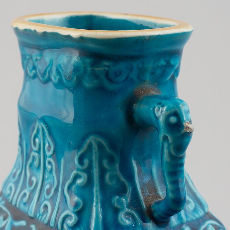 A Chinese turquoise glazed porcelain vase, late Qing dynasty / early 20th century.