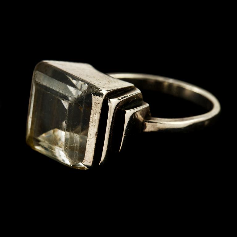 RING, silver med bergkristall, Wiwen Nilsson, Lund, 1941. Vikt 11 g.