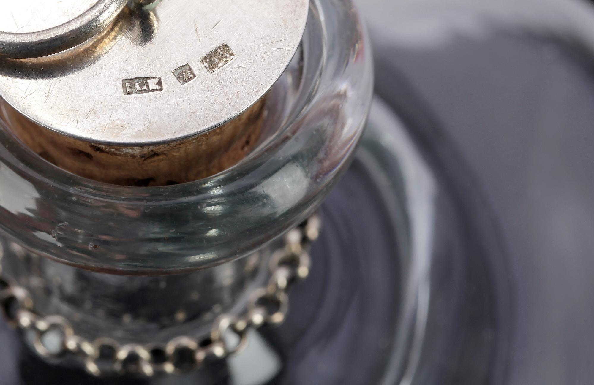 BRÄNNVINSFLASKOR, 8st, glas, 1800-1900-tal.