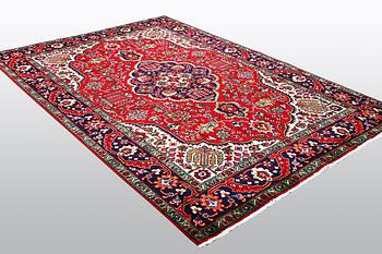 A carpet, Tabriz, ca 298 x 205 cm.