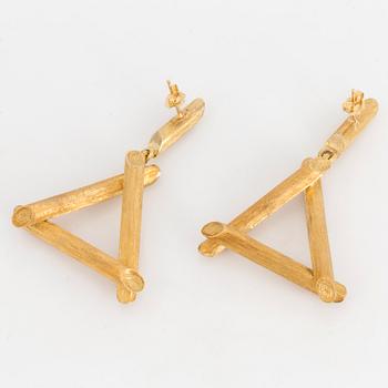 A PAIR OF EARRINGS.