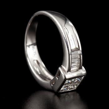 RING, prinsess- och baquetteslipade diamanter 1.00 ct, platina. Vikt 7,5 g.