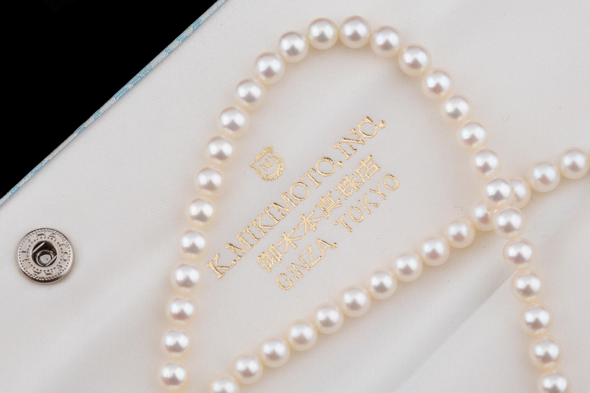 PÄRLCOLLIER, två-radigt, Mikimoto, Japan, odlade pärlor, originallås i silver.