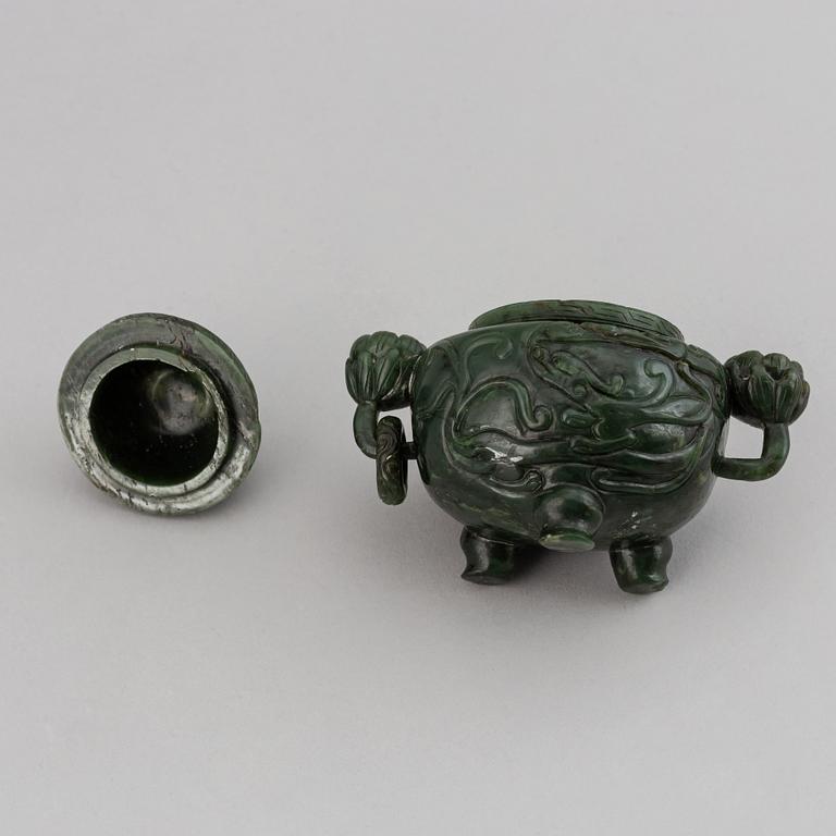 A Chinese bowenite/serpentine censer with cover, first half of 20th Century.