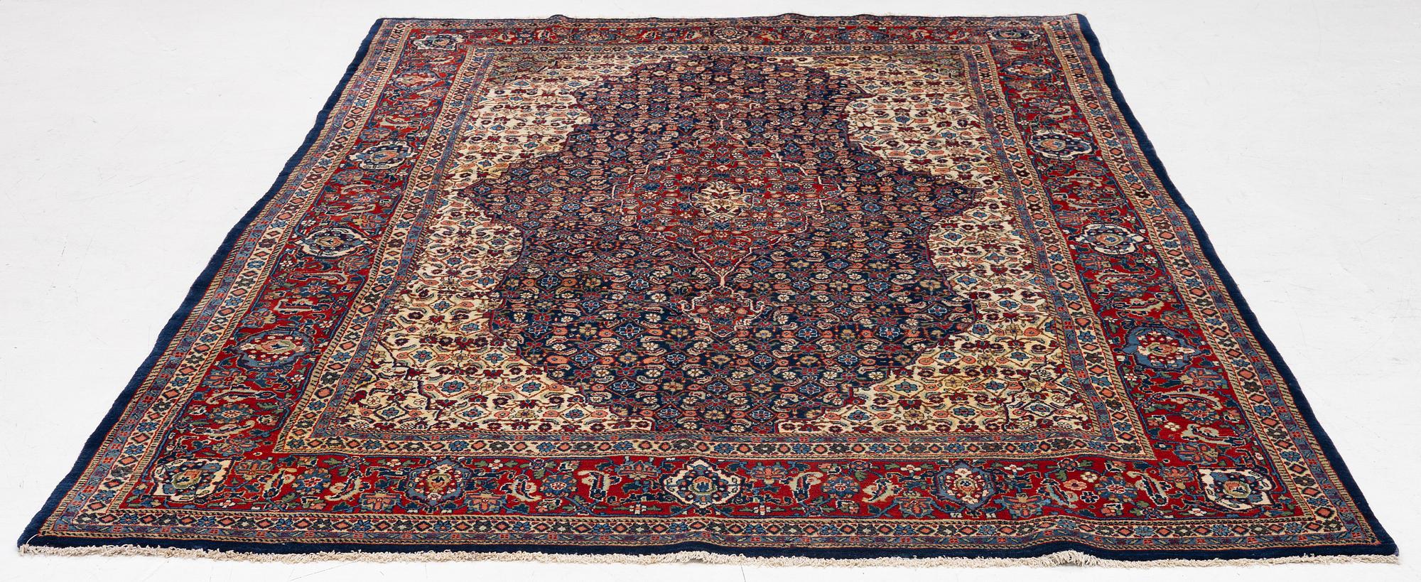 A Sarough carpet, approx. 333 x 210 cm.