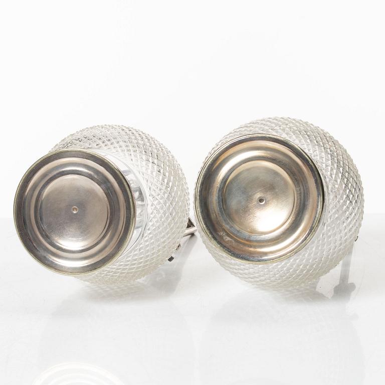 A pair of glass and silver plate decanters, first half of the 20th Century.