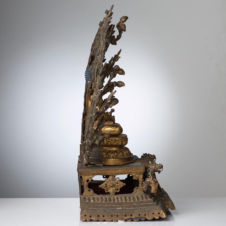 BUDDHA på hög TRON med MANDORLA, förgylld och patinerad kopparlegering. Nepal, 17/1800-tal.