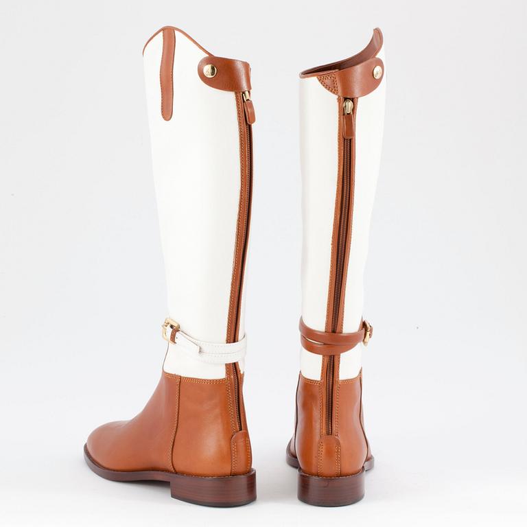 RALPH LAUREN, a pair of white canvas and leather boots. Size US 8.
