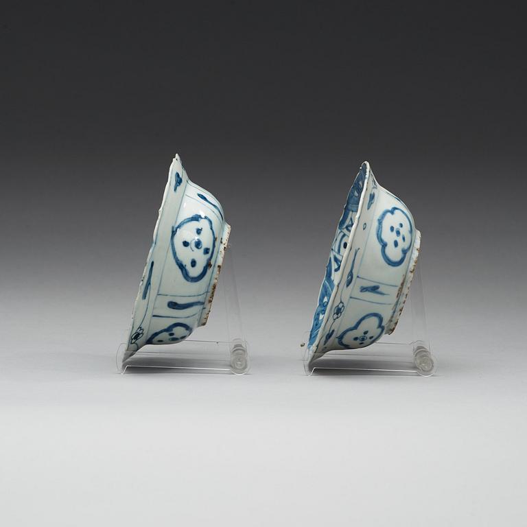 A pair of blue and white bowls, Ming dynasty, Wanli (1572-1620).