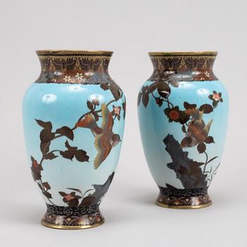 A pair of Japanse cloisonné vases, Meiji period (1862-1912).