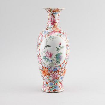 VAS, porslin, Kina, sent 1900-tal/2000-tal.