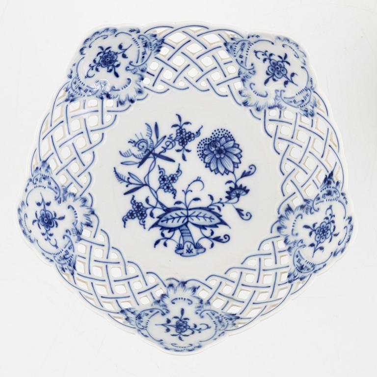 A 17-piece porcelain coffee set, "Zwiebelmuster", Meissen, Germany.