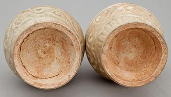 VASER, ett par, lergods, Sung / Yuan, Kina.